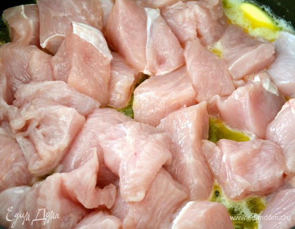 Индейку нарезать равномерно небольшими кусочками. В глубокой сковороде разогреть сливочное масло с 2-мя ст.л. оливкового. На сильном огне подрумянить со всех сторон кусочки индейки. 