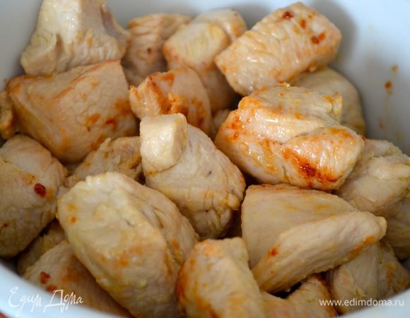 Как только мясо зарумянится, переложить его в глубокую тарелку, а в сковороду выложить мелко нарезанный лук и один целый зубчик чеснока. Обжаривать 3-5 минут.