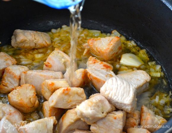 Снова выложить индейку в сковороду с луком. Добавить белое вино. Накрыть сковороду крышкой, уменьшить огонь и тушить 30 минут.