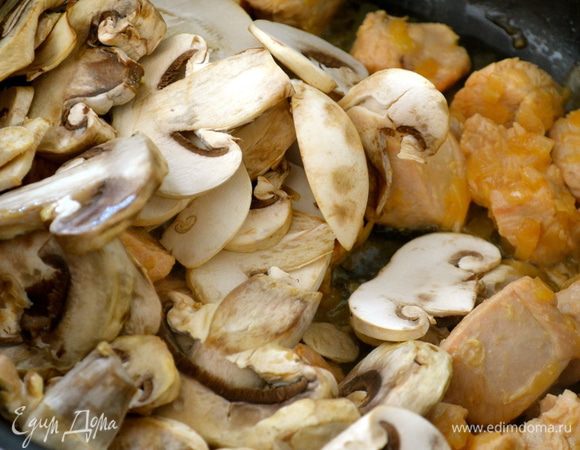 Тем временем почистить грибы. Я в этот раз использовала шампиньоны, хотя по рецепту идут белые грибы, и обычно я использую их... Нарезать грибы пластинками и по истечение 30 минут добавить их к мясу.  Осторожно все перемешать.