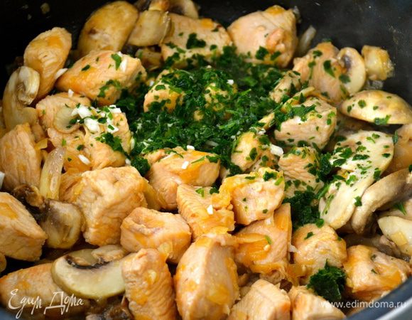 Добавить порубленные мелко петрушку и второй зубчик чеснока.