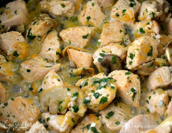 Влить немного бульона, чуть-чуть посолить, поперчить и снова все потушить еще полчаса.   