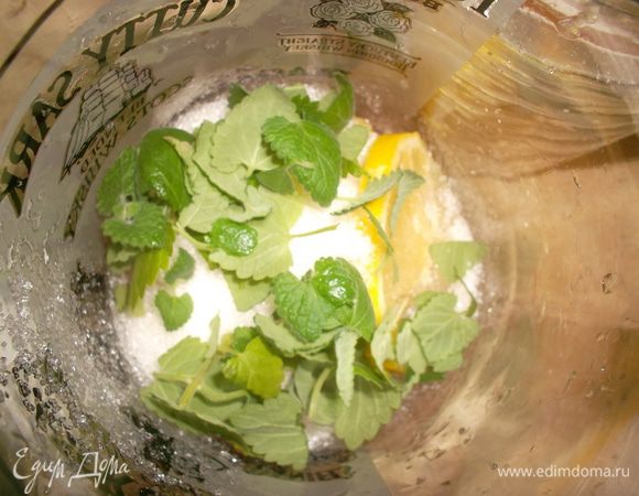 Лимон переложить в графин, засыпать сахаром, добавить мяту (самая лучшая - свежесорванная, выращенная на подоконнике в горшочке, будет радовать вас все теплое время года). Потолочь деревянным пестиком...