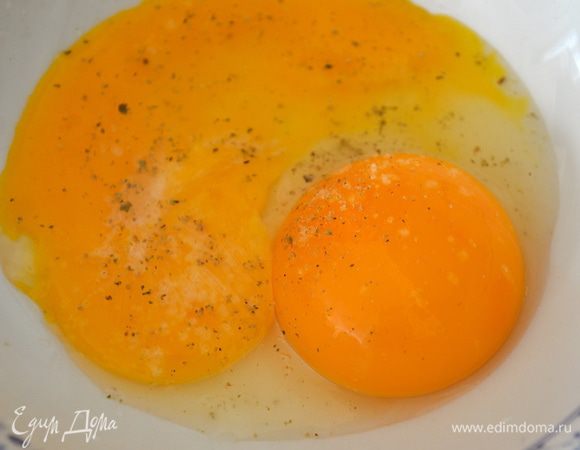 Теперь подготовим соус для фрикасе. Для этого смешаем вместе 2 желтка, 1 ст.л. воды, сок половинки лимона, соль, перец. Размешать все вилкой.  