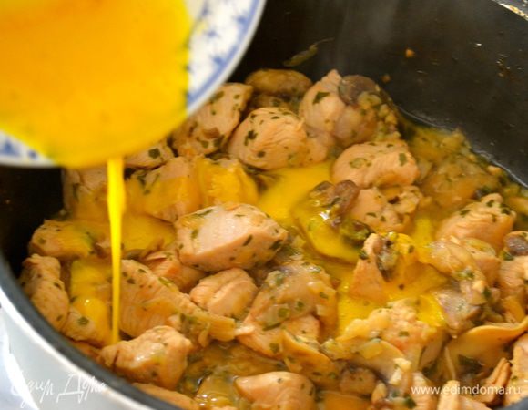 По прошествии 30 минут, снять сковороду с огня, влить сразу же яичный соус и быстро все перемешать, чтобы яйцо не свернулось!...    