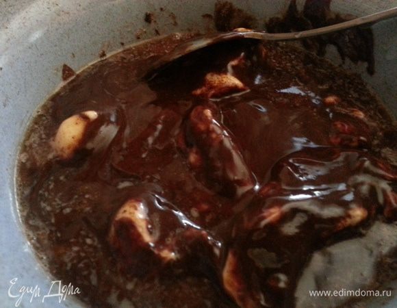 Шоколад ломаем на кусочки и вместе со сливочным маслом топим на водяной бане.
