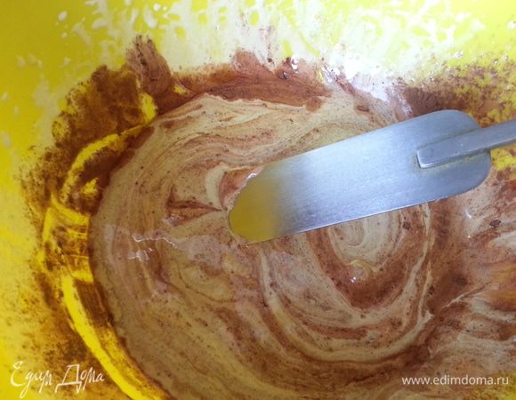 Теперь вмешиваем во взбитые желтки просеянное какао и коньяк. Смешиваем лопаткой по направлению снизу вверх, стараемся сохранить объем желтков. 