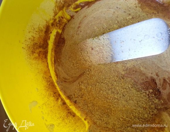 Далее туда же отправляется измельченный миндаль. 
