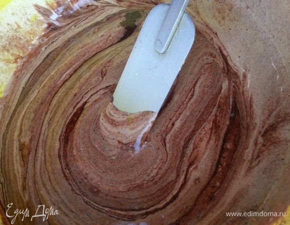 И вмешиваем теплую шоколадно-масленную массу. Отставляем миску ненадолго в сторону.
 