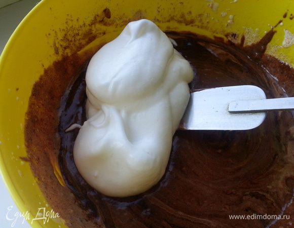 Теперь нам понадобятся белки:  взбиваем их миксером с оставшимся количеством сахара до мягких пиков, а потом еще несколько минут. 
 1/3 взбитых белков вмешиваем в желтково-шоколадную массу. 