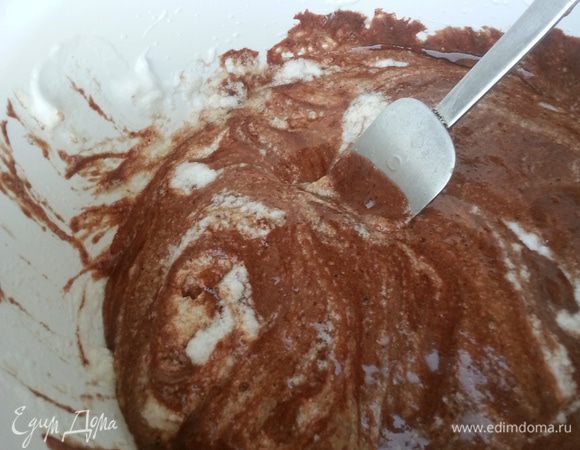 Полученное после смешивания «тесто» добавляем в оставшиеся белки. Аккуратно смешиваем.
Готовую смесь выливаем в подготовленную ранее форму. Выпекаем  180 градусах  30-35 минут. Проверяйте готовность деревянной палочкой: проткните центр, палочка должна остаться немного влажной. Корж торта должен быть немного влажным, не надо его передерживать. 
