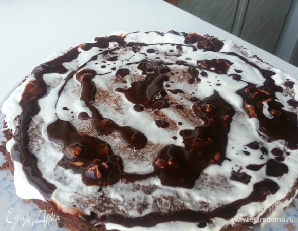 По идее я должна была сделать еще и шоколадный топпинг: растопить шоколад и сливки. Влить коньяк в шоколад и смешать. Полить глазурью охлажденный торт. 


Но когда я его сделала, решила, что не хочу такого количества шоколада. Поэтому экспромтом взбила сливки (ок. 100 мл). Смазала ими только поверхность торта. Растопила 75 гр. шоколада. Горячим шоколадом в хаотичном порядке полила верх торта. Поставила снова в холодильник, до застывания глазури.


Получилось безумно вкусно – он очень нежный, даже воздушный, для тех кто любит шоколад, с терпким ароматом. Торт меня порадовал. Огорчило его количество – все съели за пол часа.