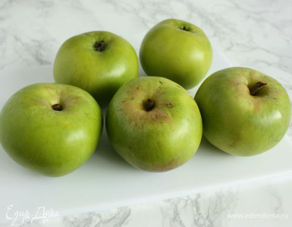 Вот такие не очень ровненькие  яблоки найдутся в любой местности.