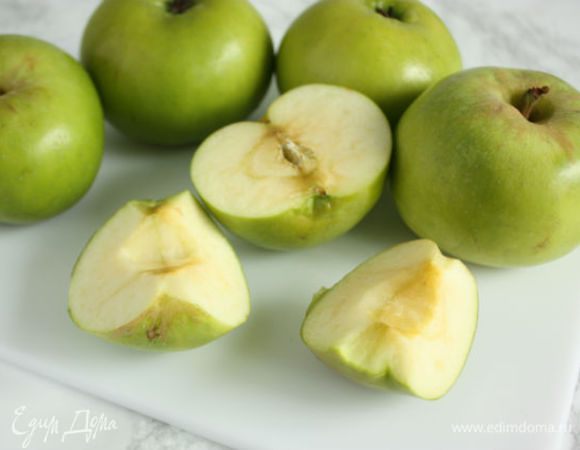 Яблоки помойте, обсушите и нарежьте четвертинками.  Удалите серединки с семенами и все пятна, побитые места. Кожуру не срезайте, так как именно она богата пектином.