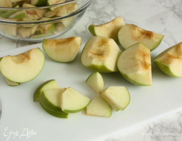 Нарежьте кусочки яблок тонкими ломтиками.