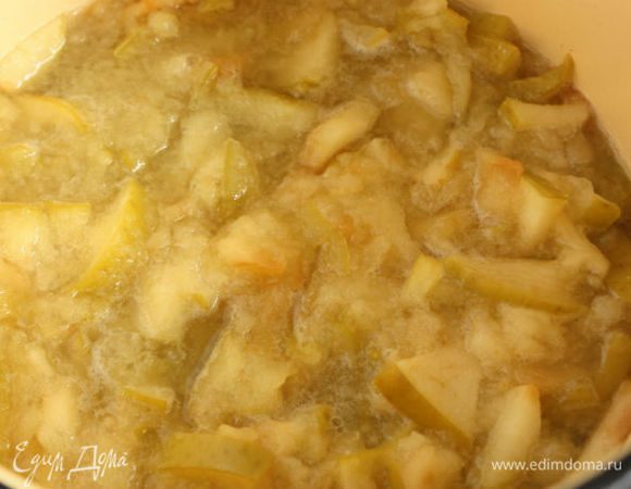 
Сложите их в  кастрюлю с толстым дном, добавьте 600 мл воды и поставьте на огонь. Доведите до кипения, убавьте огонь до минимума, накройте крышкой и готовьте примерно 30-40 мин, пока яблоки не станут совершенно мягкими. Разомните кусочки вилкой. 