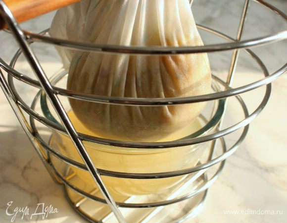 Подвесьте салфетку с яблоками, чтобы яблочный сок стекал в миску. Я приспособила фруктовую корзину: внутрь поставила маленькую миску, а салфетку закрепила на длинной деревянной лопатке сверху.

Ни в коем случае не пытайтесь давить на содержимое салфетки! Сок должен фильтроваться свободно, иначе в него попадёт мякоть и он будет мутным.
Оставьте подвешенную салфетку с яблоками минимум на 4 часа или даже на ночь, пока будет капать сок. Последняя порция самая концентрированная, практически "чистый пектин"...)))