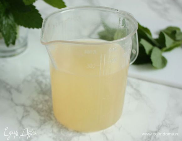 Собранную жидкость слейте в мерную кружку- это важно! На 600 мл сока необходимо брать 450 г сахара.