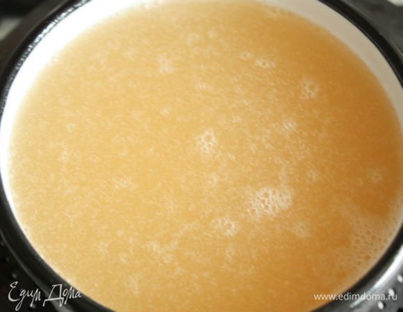 Перелейте  сок в чистый сотейник, поставьте на маленький огонь и добавьте сахар. Нагревайте до полного растворения сахара, доведите до кипения и варите пару минут.