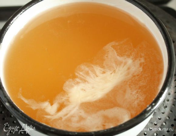 Добавьте к соку винный уксус и соль. Кипятите при постоянном помешивании 30 мин, периодически снимая ложкой пену.
Проверьте готовность желе на охлаждённом блюдце ( см. рецепт клубничного джема в моих рецептах). Если оно недостаточно густое, варите ещё, проверяя через 5 мин. Дополнительное время может быть от 10 мин. до 1 часа и зависит от яблочного пектина, сахара и содержания воды.

Готовое желе снимите с огня, отставьте на 10 мин.
