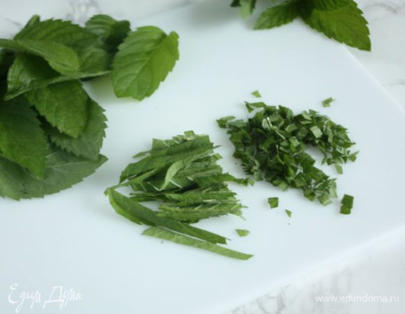 Мяту помойте, обсушите, оборвите листья и нарежьте их как можно мельче.