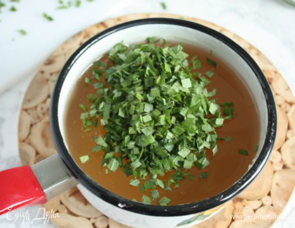 Добавьте мяту в желе и тщательно перемешайте. 