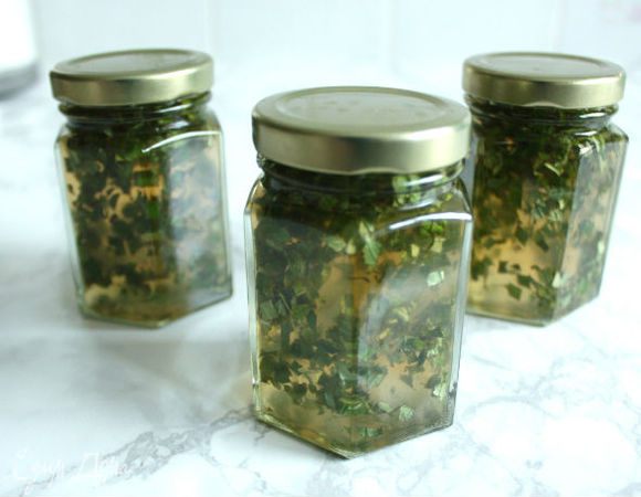 Разлейте по маленьким стерильным банкам и плотно закройте. Оставьте остывать. Если мята неравномерно распределилась в банках, переворачивайте их несколько раз. Храните в тёмном, прохладном месте.