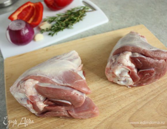 Разогрейте духовку до 200*С.
Овощи и травы тщательно помыть, картофель и морковь со щёткой.
Мясо вымыть, обсушить, приправить солью и перцем.