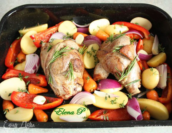 В форму для запекания выложить мясо и все овощи, кроме фасоли и томатов, приправить солью,сбрызнуть оставшимся маслом. Листочки тимьяна распределить поверх овощей, а розмарин на баранине.Закройте форму фольгой и поставьте в духовку на 45 минут. Затем удалите фольгу, положите в форму томаты, убавьте температуру до 160-180*С и запекайте ещё 30 мин.