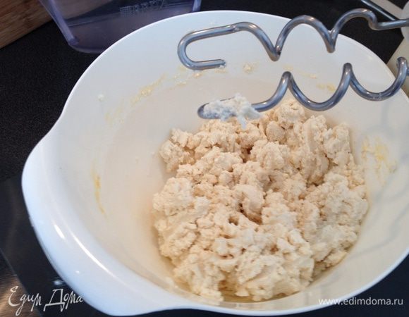 Смешать в миске миксером творог с яйцом, сахаром, солью, ванильным сахаром, корицей и 2-3 столовыми ложками муки (кол- во муки от влажности творога)