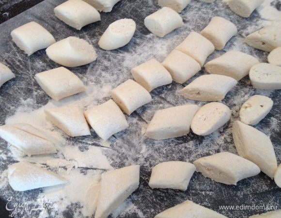 Каждую колбаску порезать ножом на варенчики, в зависимости от консистенции можно обвалять или посыпать мукой, я люблю меньше муки, поэтому выбираю сухой творог