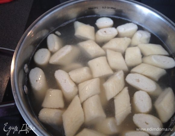 В кипящую воду положить вареники, шумовкой аккуратно перемешать. Когда вареники всплывут, можно выкладывать в тарелку!  Дальше по вкусу- сметана, джем, свежие ягоды.