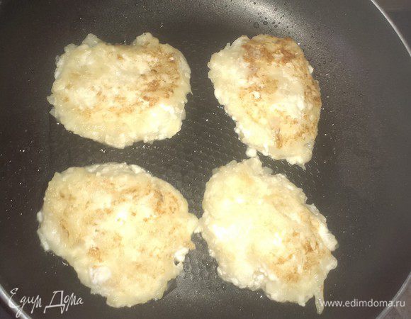 Разогреваем небольшое количество раст. масла, формируем шарики из теста, предварительно припудриваем руки мукой и выкладываем на сковородку, чтобы подрумянить шарики