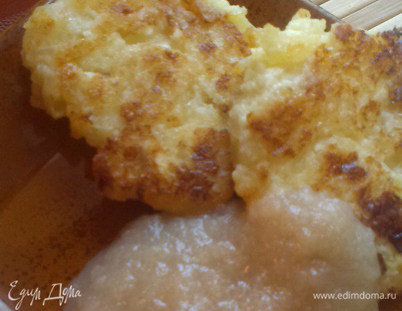 Яблочный мусс: чистим яблоки, нарезаем на кубики, заливаем водой и варим пока яблоки не станут мягкими. Блендером разбиваем яблоки, добавляем корицу, ванилин и ставим на газ, доводим до кипения, добавляем манку и убавляем газ, варим еще 5 мин. Можно охладить, а можно сразу подавать.