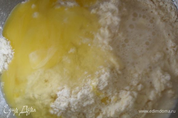 Масло растереть с мукой,добавить яйцо и две ложки холодной воды.Замесить тесто.Если тесто будет получаться плотным, добавить еще 1 ст. ложку воды,а если прилипать к рукам - то 2-3 ст. ложки муки.