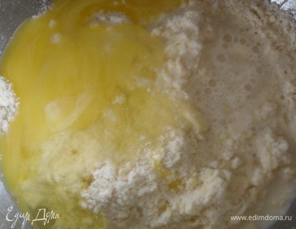 Масло растереть с мукой,добавить яйцо и две ложки холодной воды.Замесить тесто.Если тесто будет получаться плотным, добавить еще 1 ст. ложку воды,а если прилипать к рукам - то 2-3 ст. ложки муки.