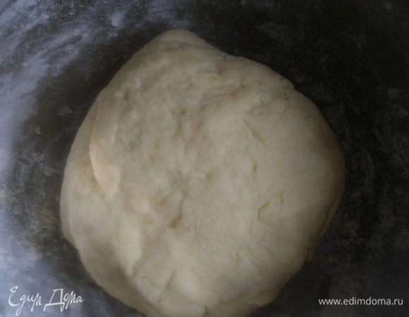 Тесто скатать в шар и убрать в холодильник минут на 30.