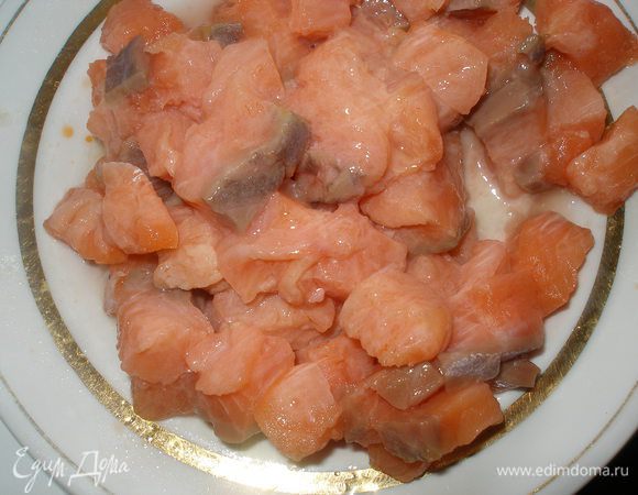 Тем временем приготовить начинку.Семгу нарезать кубиками и сбрызнуть соком лимона.