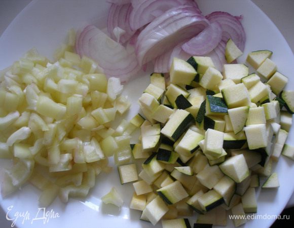 Лук нарезать полукольцами.Цукини и перец кубиками.