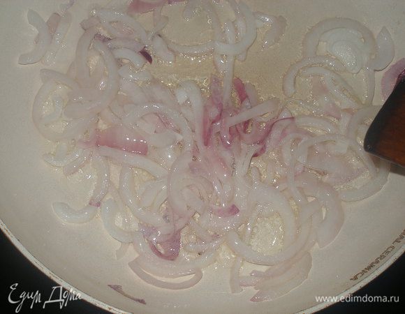 Лук обжаривать до мягкости на сковороде.