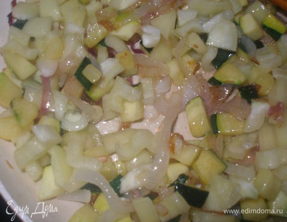 Добавить к луку овощи,посолить и поперчить.Обжарить почти до готовности.