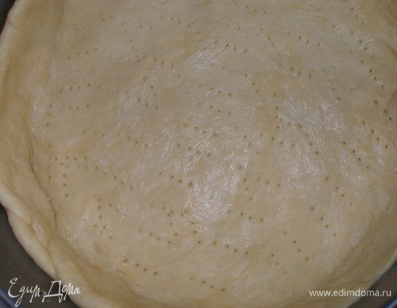 Тесто раскатать,выложить им форму для пирога (у меня 20 см). Так как для тартов у меня треснула, взяла разъемную. В идеале подойдет 24-26 см. Наколоть вилкой и выпечь при 180 градусов 10 минут.