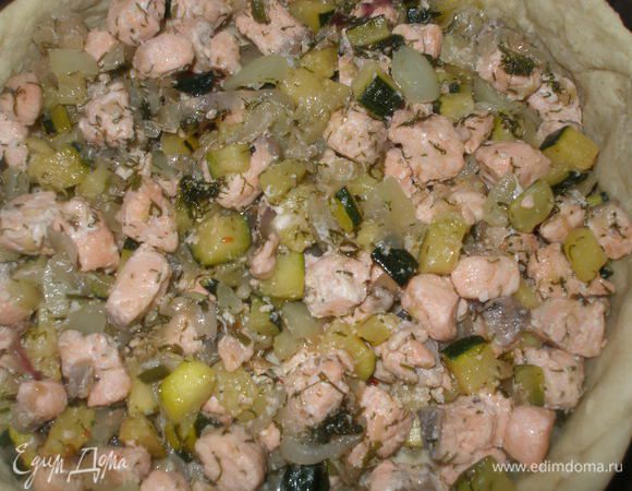 Рыбу с овощами выложить на основу.