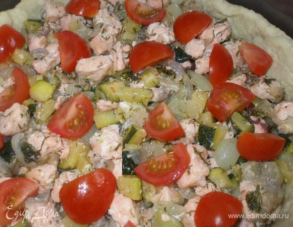 Сверху выложить помидоры.