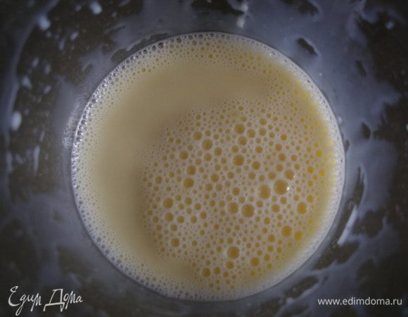 Яйцо взбить с молоком.Посолить.