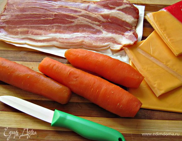 Подготавливаем бекон, сыр, очищаем отваренную морковь.
Морковь разрезаем вдоль, затем ещё вдоль и делим пополам.
Получаются небольшие брусочки (если морковка совсем маленькая - это ещё лучше - можно использовать половинки!).