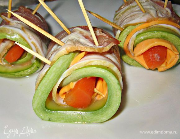 Плотно сворачиваем рулетиком и скрепляем деревянными зубочистками.