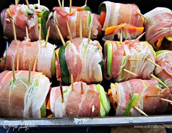 Выкладываем полученные рулетики в смазанный растительным маслом противень. Запекать нужно около 20 мин. в разогретой до 180 г духовке. Если вы используете пластины плавленного сыра, то во время запекания небольшое количество сыра может вытечь, получится пикантный соус к рулетикам.