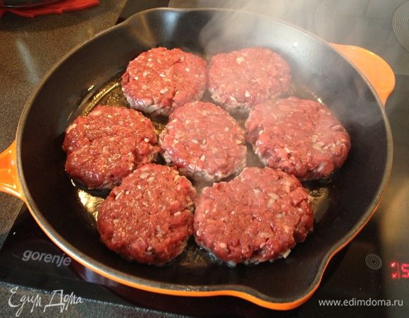 Пожарить котлетки. Дать им отдохнуть.