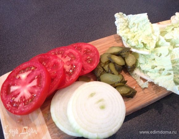 Приготовить овощи, нарезать.